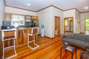 Smart TV - Palm View – Modern Spacious Condo in West End area (Roatan)