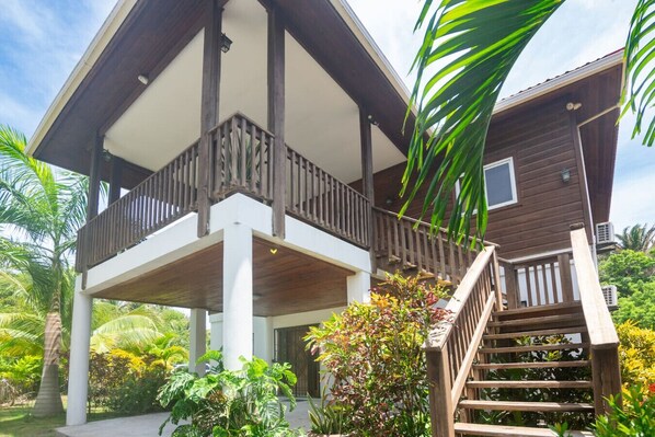 Exterior - Palm View – Modern Spacious Condo in West End area (Roatan)