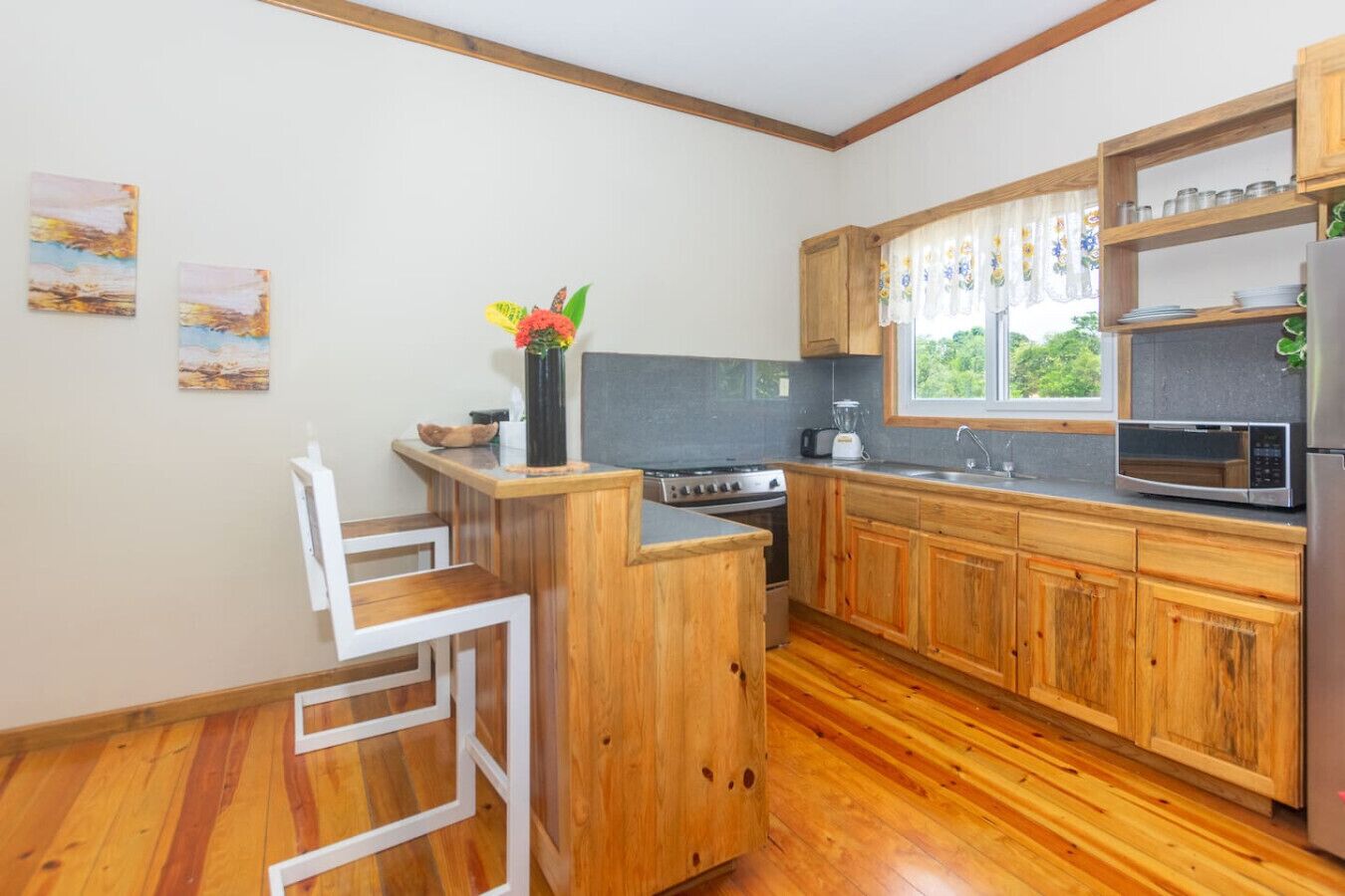 Jääkaappi, mikroaaltouuni, uuni, liesi