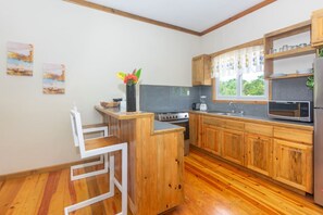 Kylskåp, mikrovågsugn, ugn och spishäll