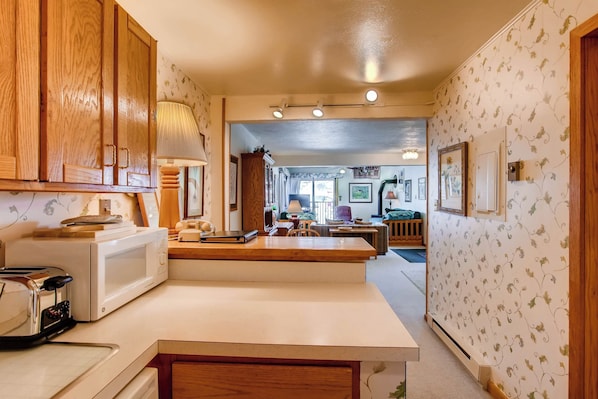 Microwave, oven, dishwasher, coffee/tea maker