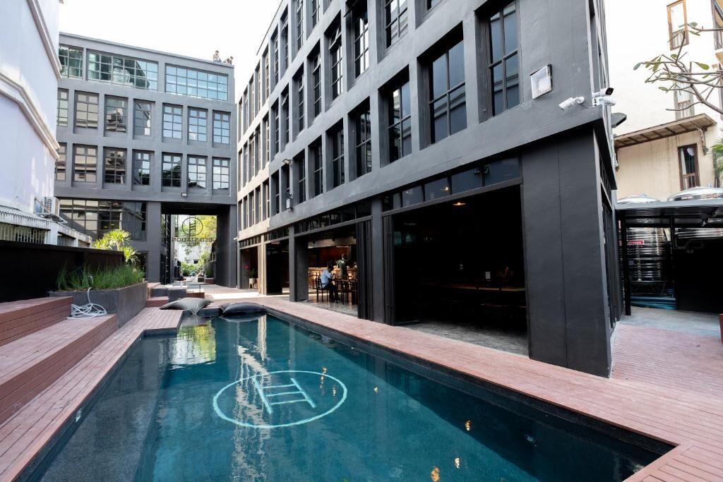 Piscine extérieure, chaises longues