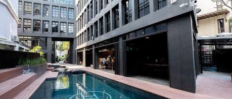 Piscine extĂŠrieure, chaises longues