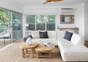 Smart-TV, Bücher, Stereoanlage