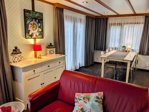 Télévision, lecteur de DVD, table de tennis de table, vidéothèque