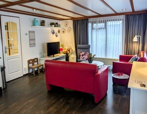 Télévision, lecteur de DVD, table de tennis de table, vidéothèque