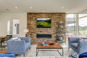 Smart TV, fireplace