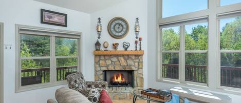 TV connectée, cheminée, baby-foot, table de tennis de table