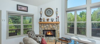 Blue Ridge Daze ~ Mtn Vista, Fireplace, Fire Pit, Pet Friendly, 30 mins to AVL.