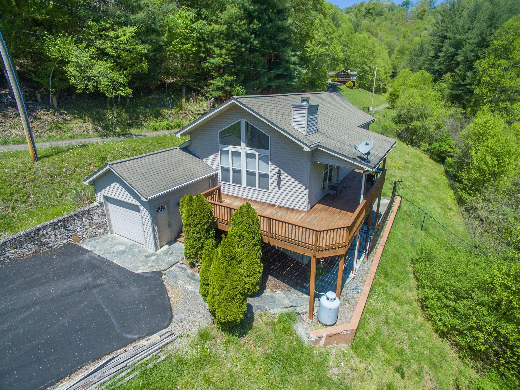 Mtn Vista, Fire Pit, Gas Logs, Close Burnsville and Asheville, Grill, WiFi