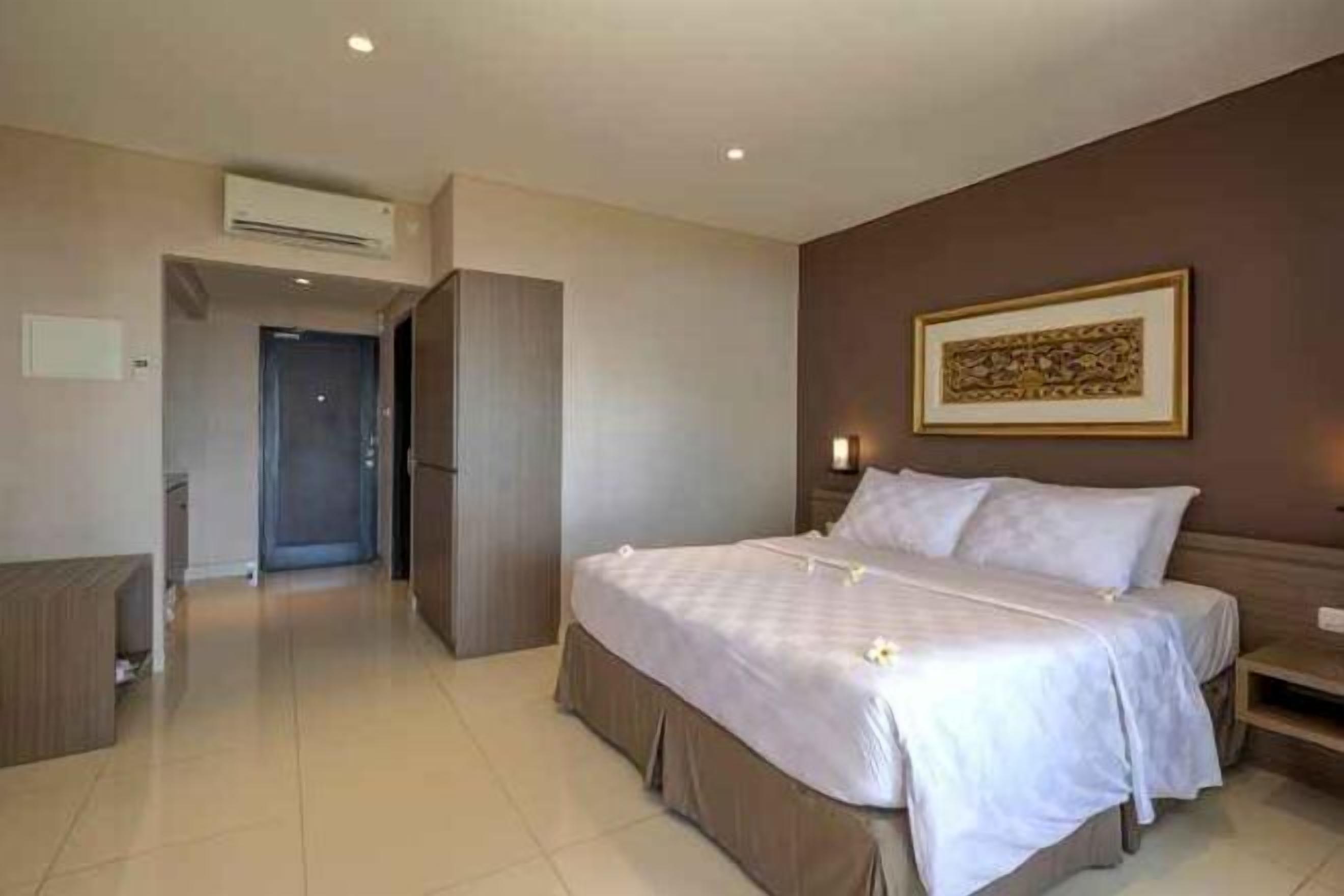 Desk, laptop workspace, free WiFi, bed sheets