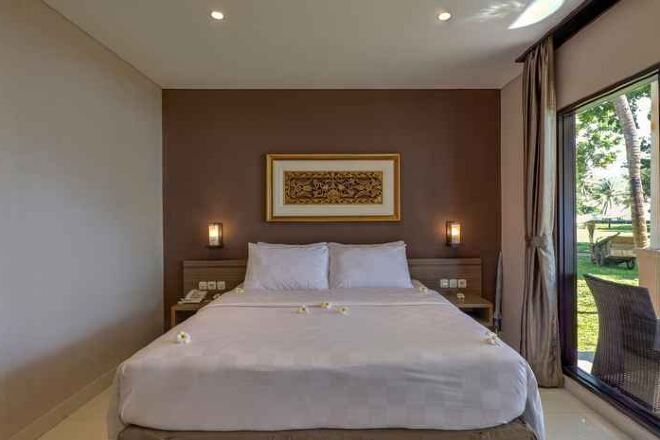 Desk, laptop workspace, free WiFi, bed sheets