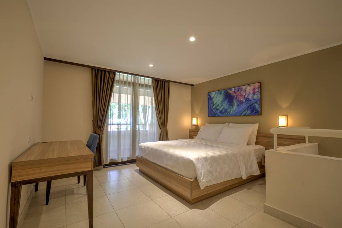 Residence Double Bed | Meja kerja, ruang kerja ramah laptop, Wi-Fi gratis, dan seprai linen