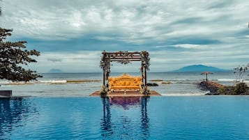 Una piscina al aire libre, sillones reclinables de piscina