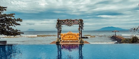 Hồ bơi ngoài trời, mở cửa từ 6:00 đến 21:00, ghế dài tắm nắng
