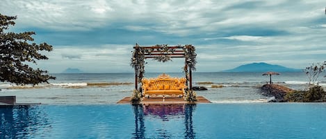 Piscine extérieure, chaises longues