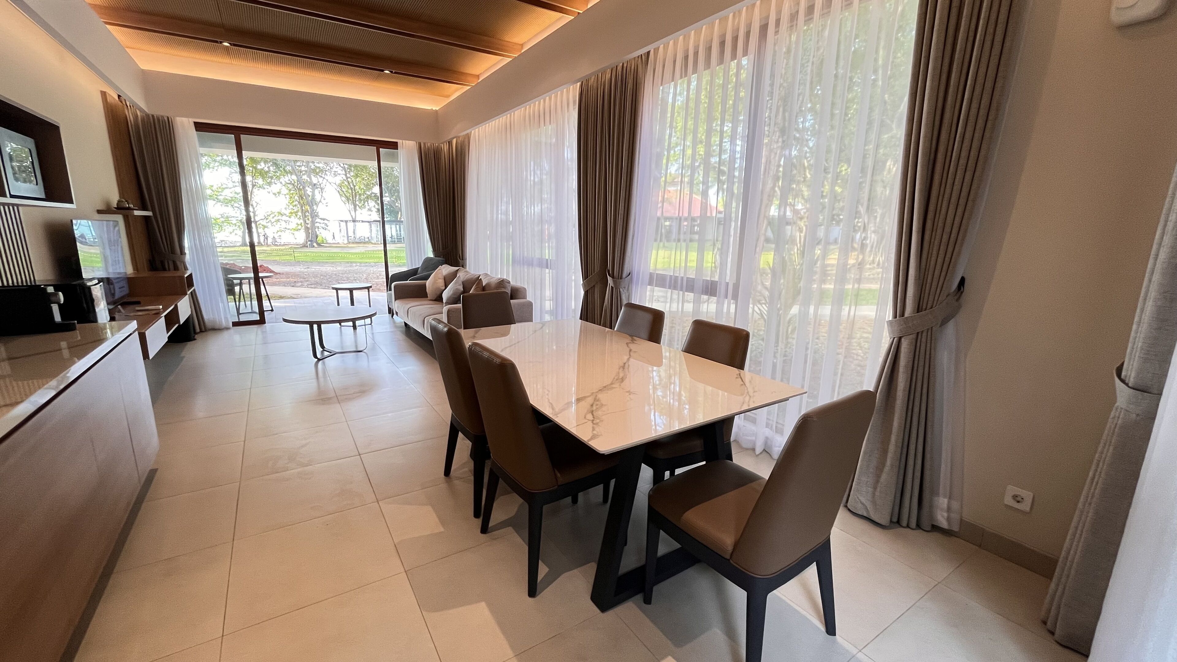 エクスクルーシブ ヴィラ 2 ベッドルーム 禁煙 シービュー | リビング エリア | 50 インチのLED テレビ (ケーブル放送視聴可)