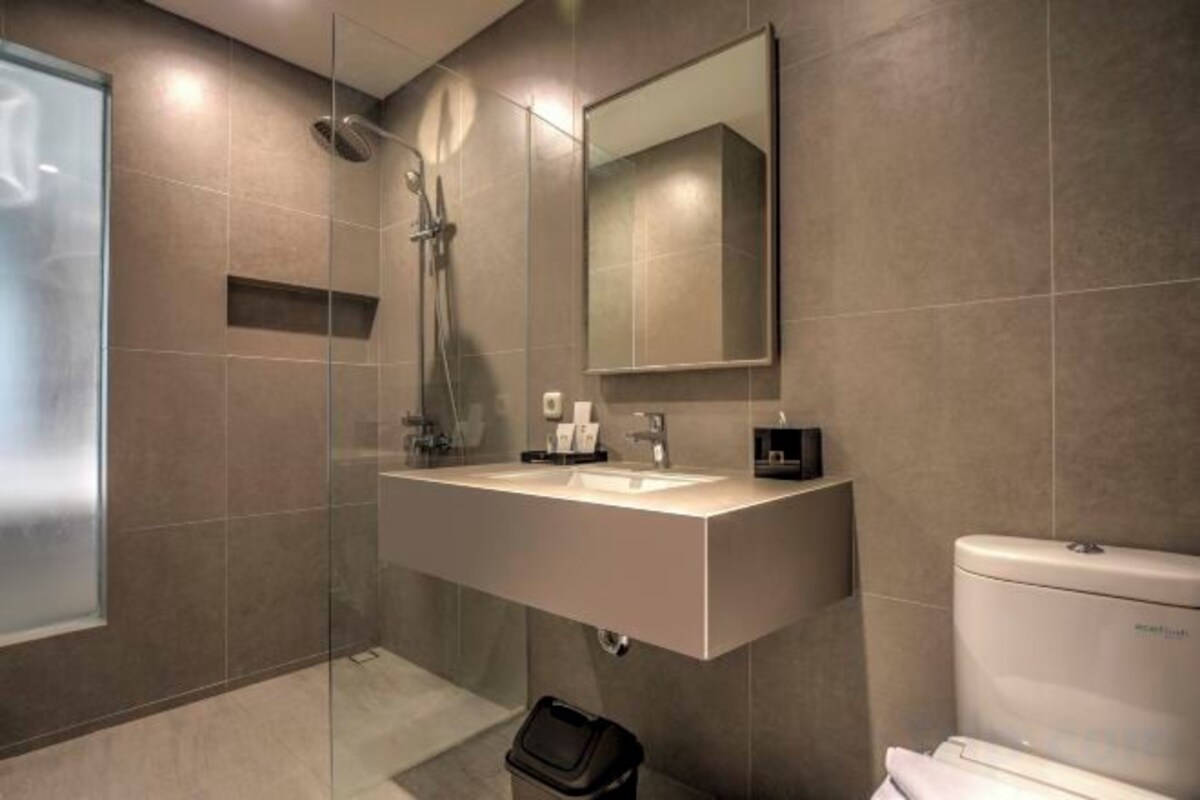 Bathroom | Shower, free toiletries, bidet, towels