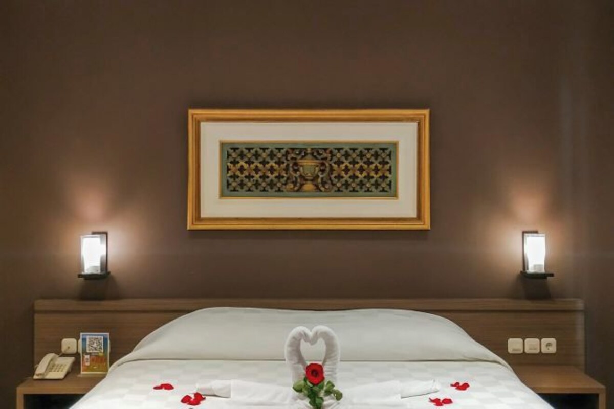 Desk, laptop workspace, free WiFi, bed sheets