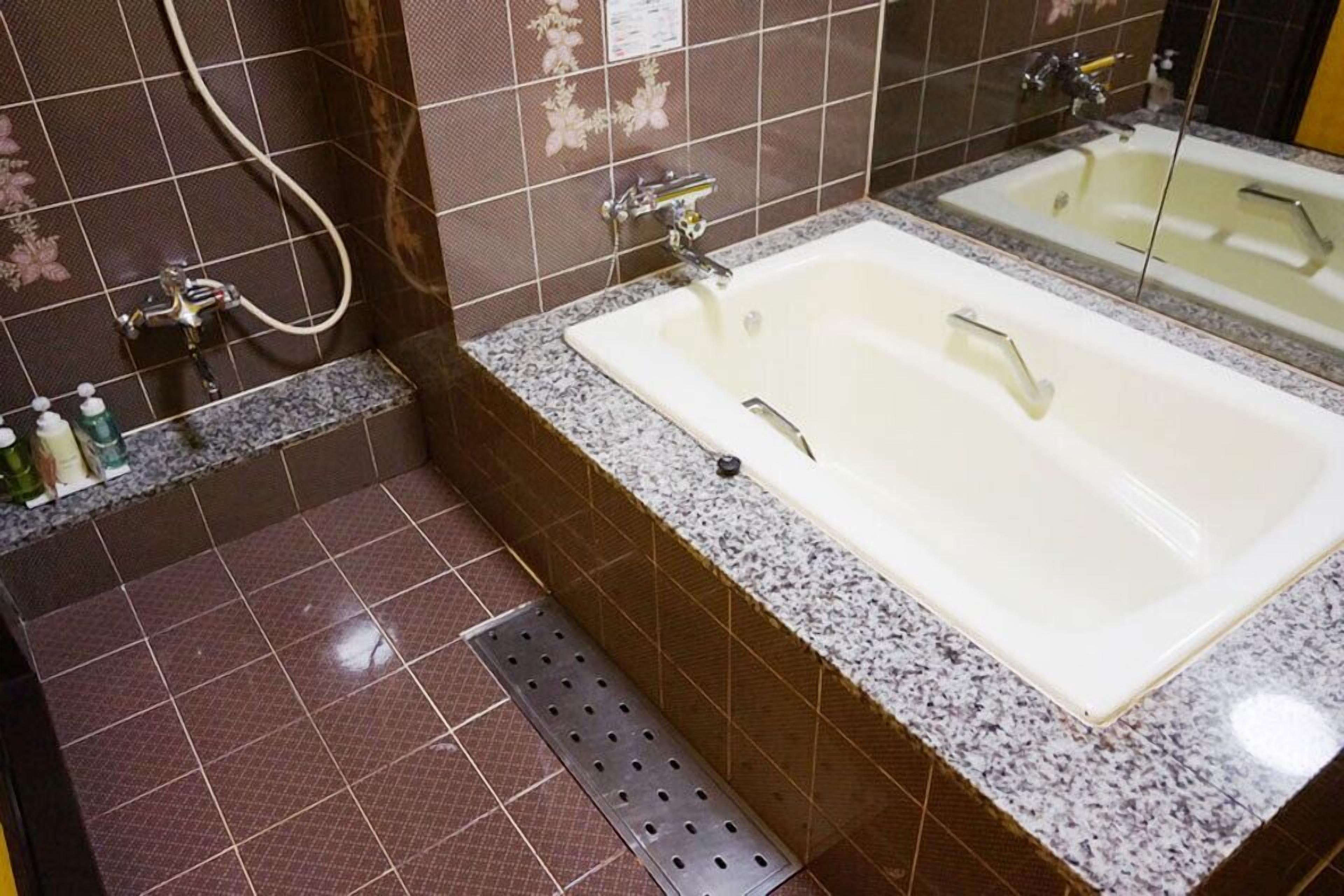 スタンダード ルーム | バスルーム | 個別の浴槽とシャワー、バスアメニティ (無料)、ヘアドライヤー、バスローブ