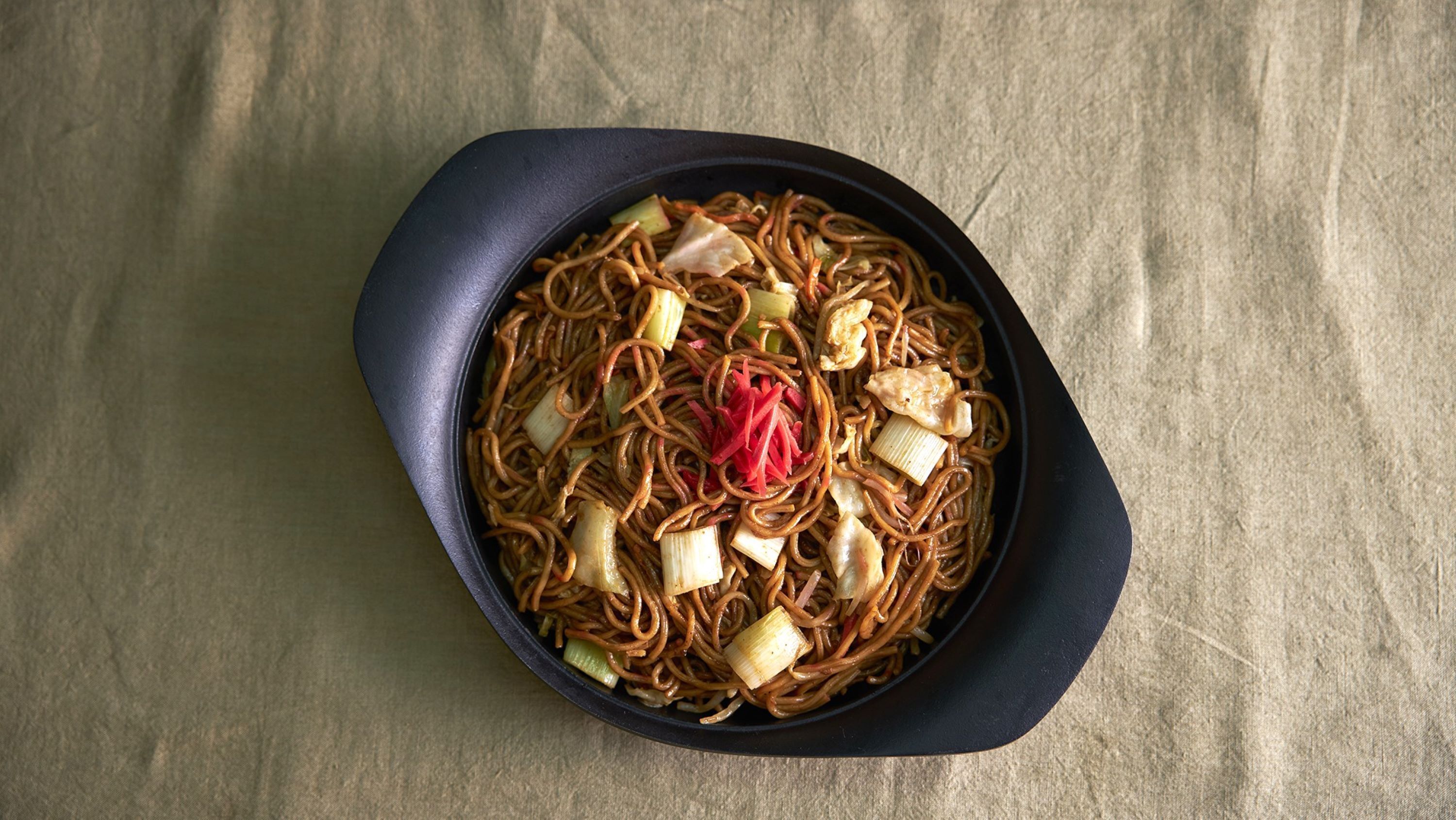 Un bol de nouilles avec des légumes et de la viande.