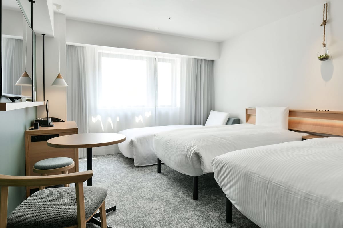 Escritorio, cortinas blackout, wifi gratis y ropa de cama