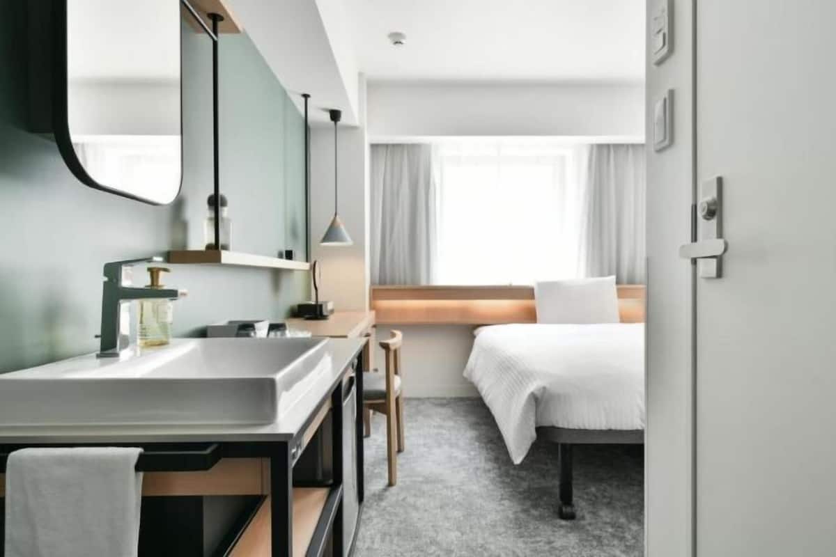 Escritorio, cortinas blackout, wifi gratis y ropa de cama