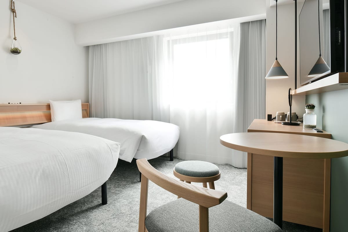 Escritorio, cortinas blackout, wifi gratis y ropa de cama