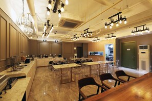 Sudah termasuk sarapan prasmanan setiap hari