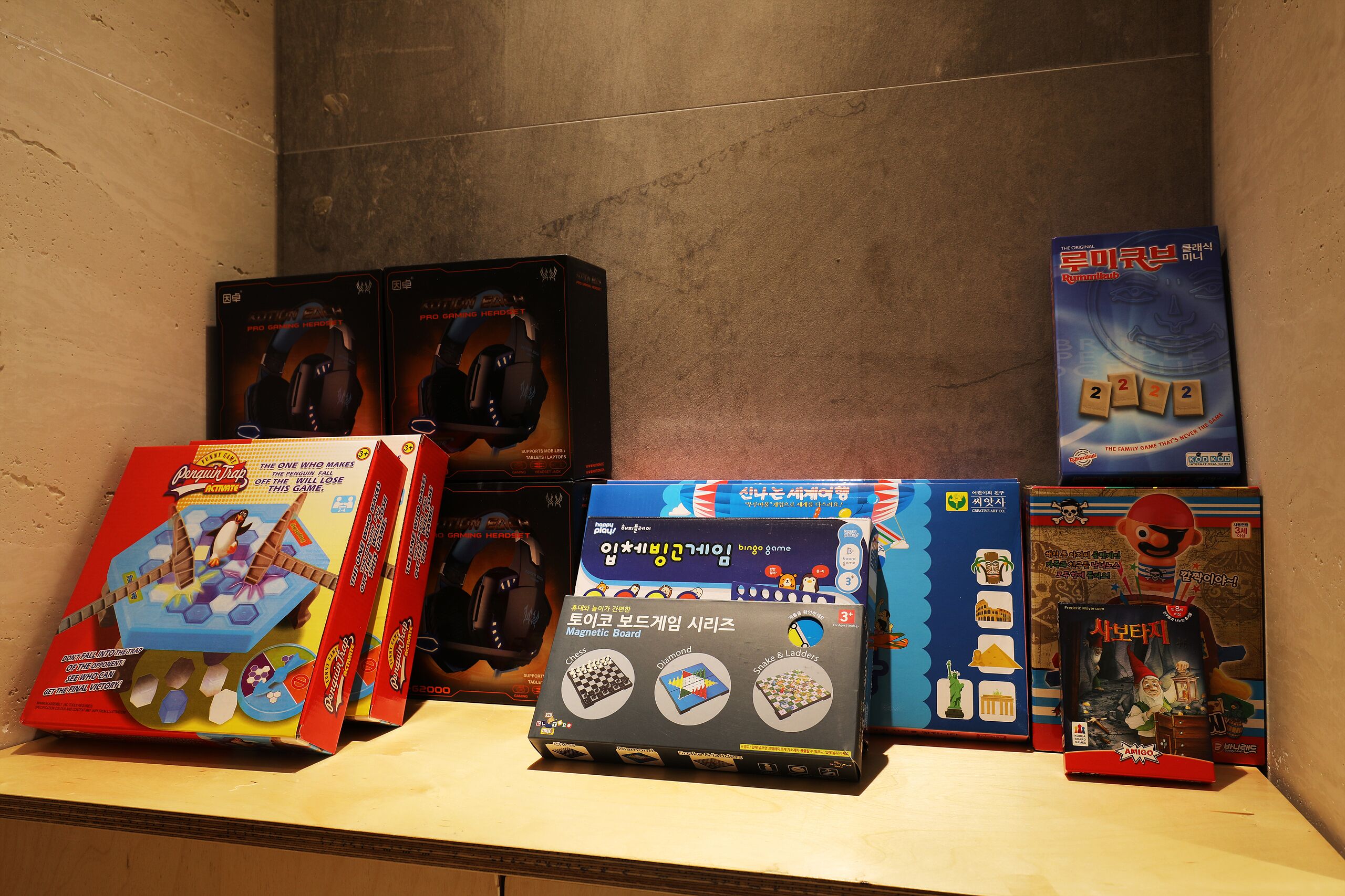 Una exhibición de varios juegos de mesa y un juego magnético sobre una mesa.