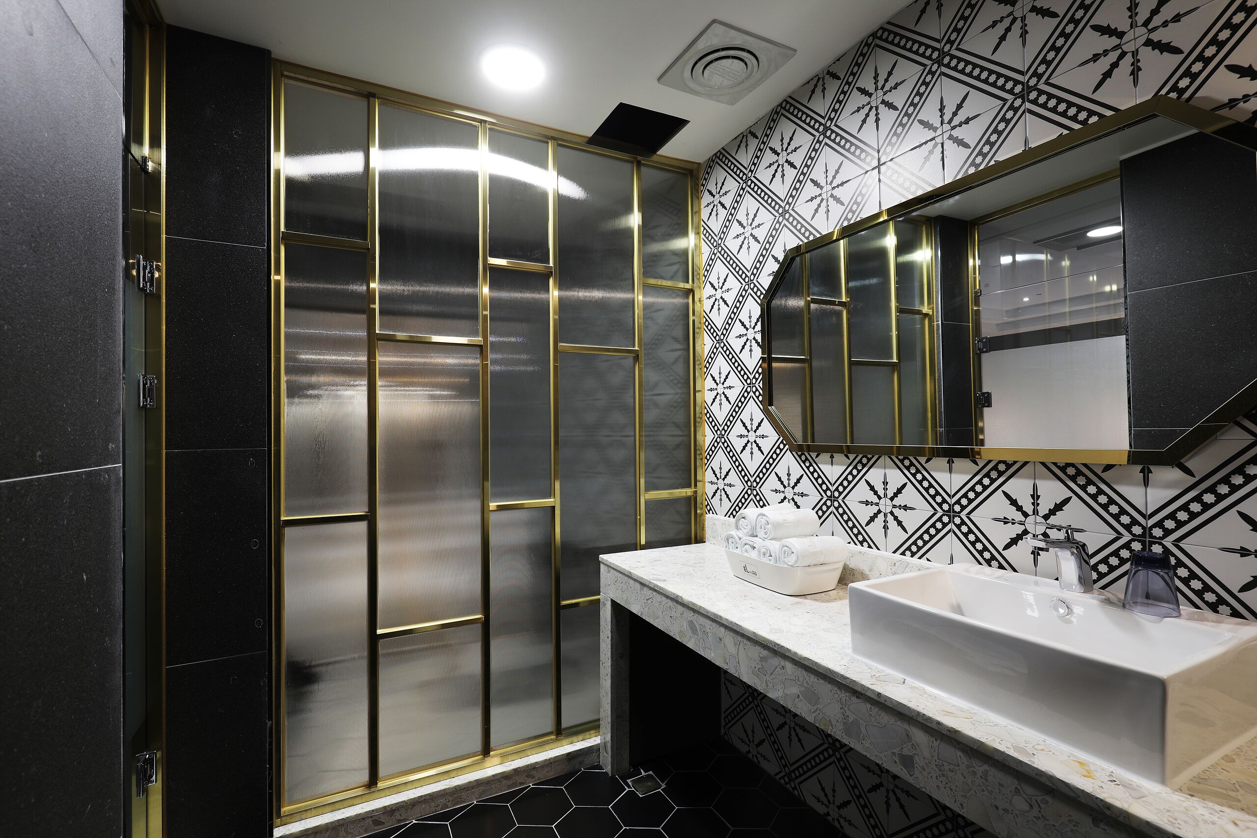 premium triple room (no breakfast on mondays) | bathroom | free toiletries, hair dryer, bathrobes, slippers