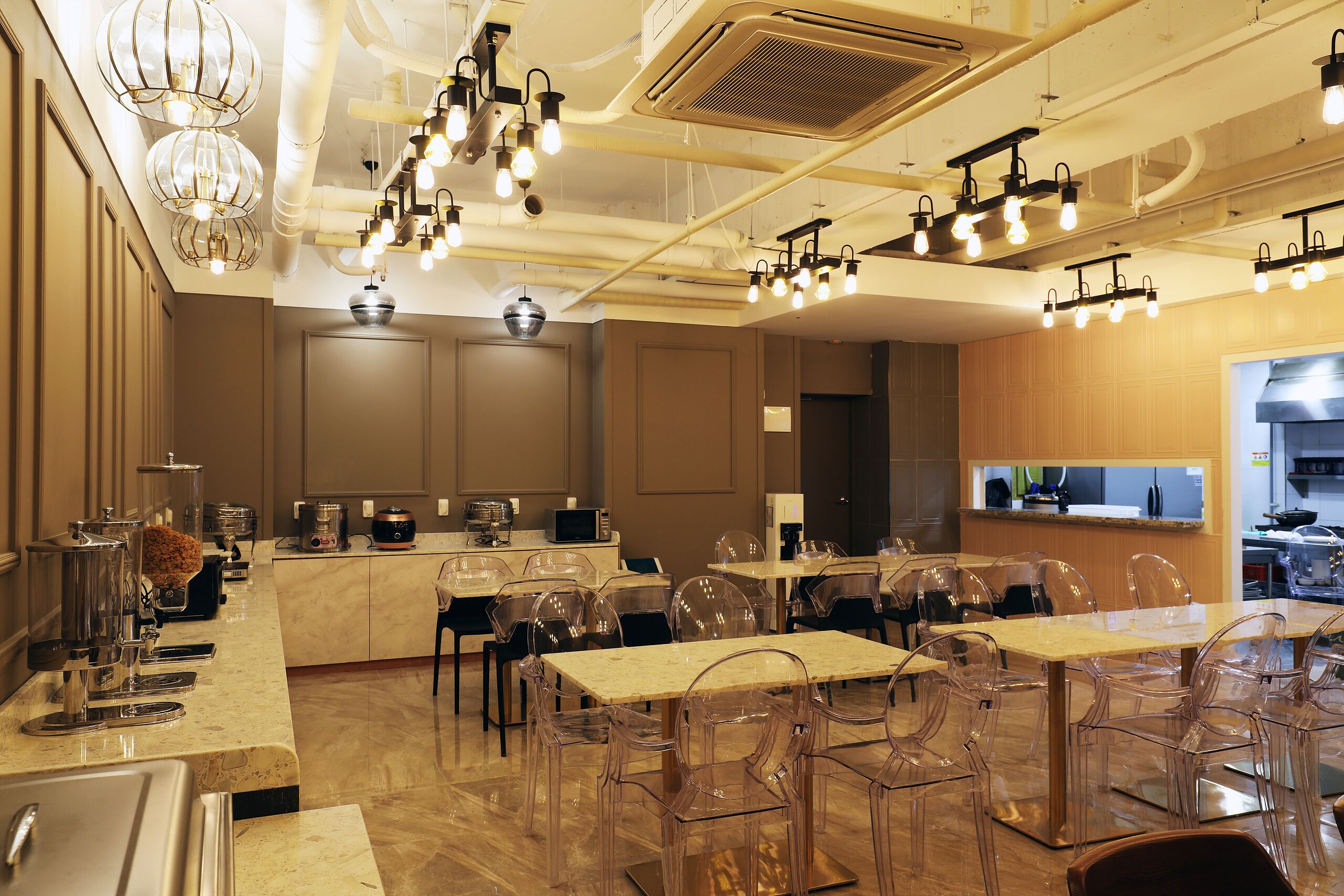 Café da manhã com buffet grátis todos os dias