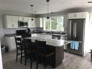 Frigorifero, microonde, forno, piano cottura