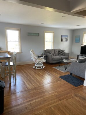 Smart TV - Walk to Narragansett beach (Narragansett)