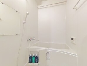 Banheira e chuveiro separados, banheira de imersão, secador de cabelo 