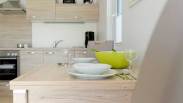 Kühlschrank, Mikrowelle, Ofen, Geschirrspüler