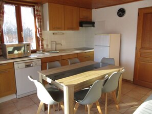Fridge, microwave, oven, stovetop - Superb 6-person chalet apartment (saint sorlin d'arves)