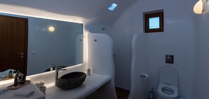 Appartement | Salle de bain | Douche, articles de toilette (gratuits), serviettes fournies, savon