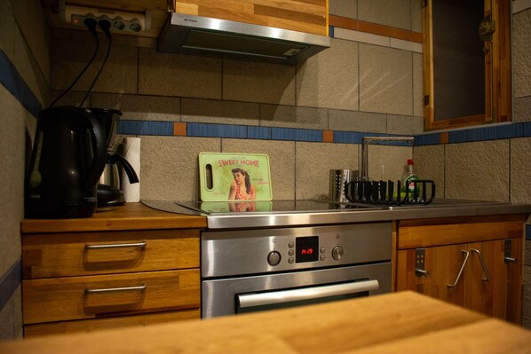 Apartment | Private kitchen | Coffee/tea maker, cookware/dishes/utensils