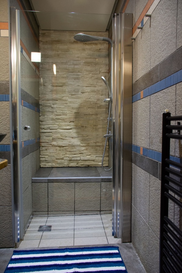 Towels, soap, shampoo, toilet paper
