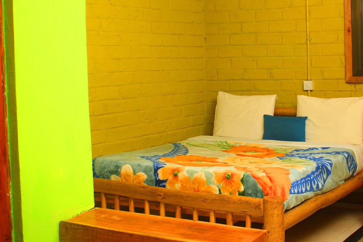 Caja de seguridad en la habitación, muebles diferentes y escritorio