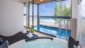 Un moderno spa con un amplio ventanal con vistas a la playa.