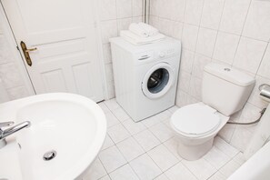 Apartment | Bathroom | Hair dryer, towels, soap, shampoo