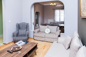 Apartment | Living room | Flat-screen TV, video game console, DVD player