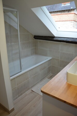 Tina con regadera, secadora de cabello, toallas