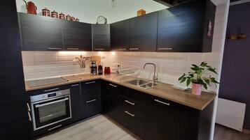Coffee/tea maker, fridge, microwave, oven
