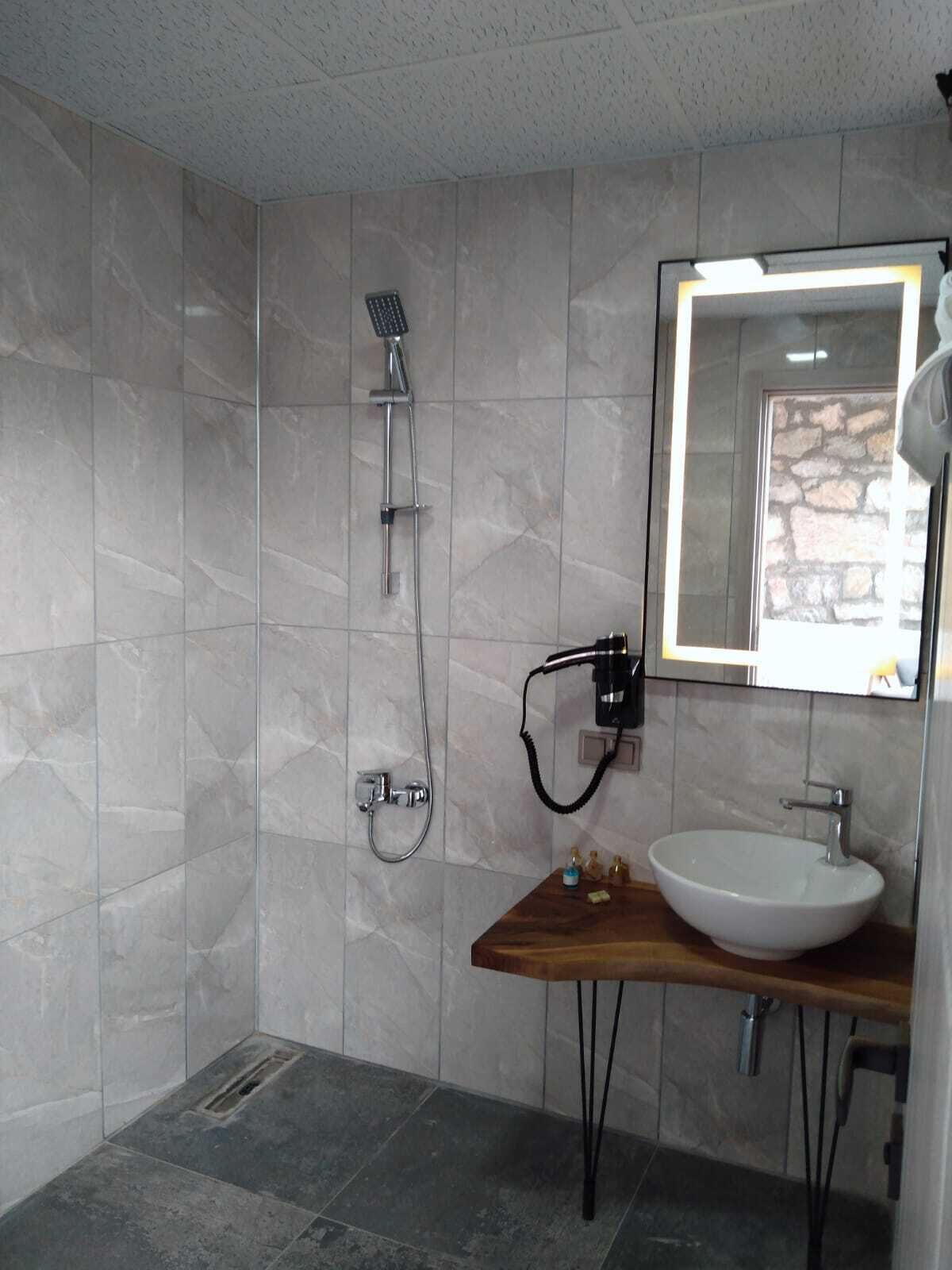 Classic Triple Room | Bathroom | Shower, hair dryer, towels, soap