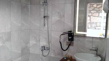 Classic Triple Room | Bathroom | Shower, hair dryer, towels, soap