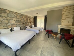 Standaard vierpersoonskamer | Select Comfort-bedden, een bureau, een laptopwerkplek, gratis wifi