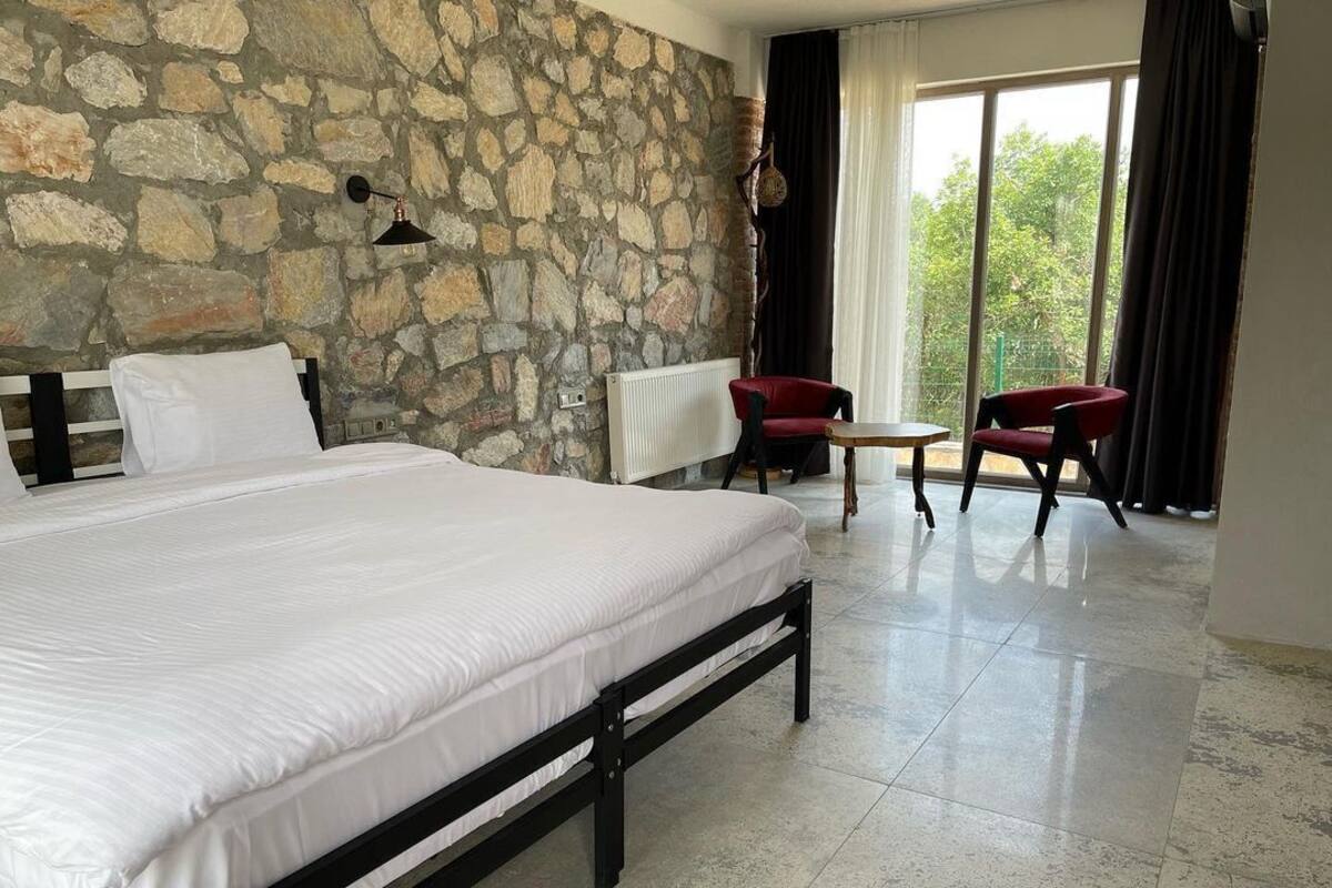 Habitación estándar con 1 cama matrimonial o 2 individuales | Camas Select Comfort, escritorio y espacio para trabajar con laptop